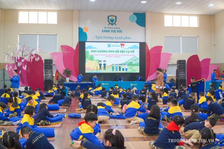 Học sinh Xanh Tuệ Đức thực hành gấp chăn vuông vức trong hội trường
